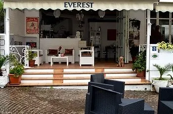 Hotel Everest